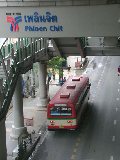 Die Botschaft der sozialistischen Republik Vietnam in Bangkok befindet sich in unmittelbarer Nähe der S-Bahn Station Pholen Chit.