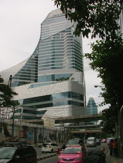 Man läuft in Richtung dieses markanten Gebäudes und biegt nach links ab.