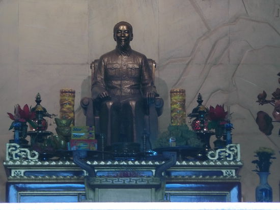 An der Gedenkstätte selbst ist nicht viel zu sehen. Man muss viele Treppen steigen und der Eintritt kostet 15.000 Dong.