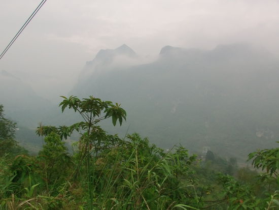Leider sah es heute Morgen sehr trübe aus. Und kaum hatte ich Cao Bang verlassen, fing es auch schon zu regnen an.