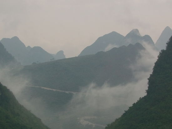 Die Straße schlängelt sich an den Berghängen entlang.