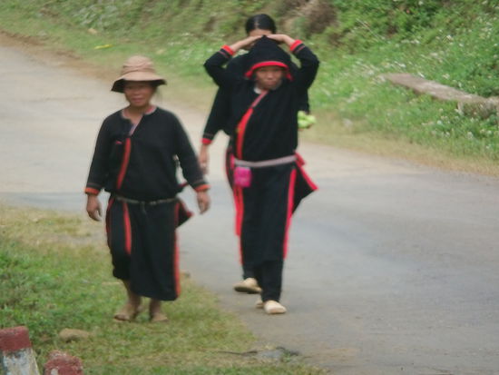 Die Frauen tragen ihre traditionelle Kleidung. Ich scheue mich aber, zu offensichtlich zu fotografieren und tue es nur aus der Entfernung.