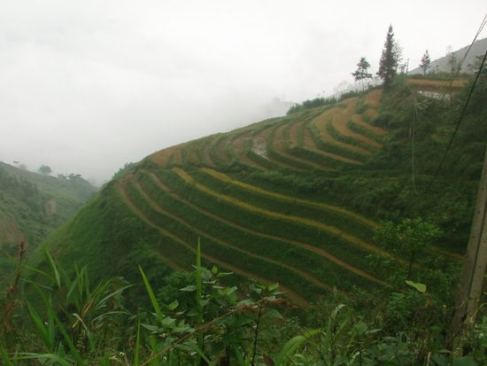 Die Wolken liegen schwer in den Schluchten. Nur die Mittagssonne schafft es später, sie ein wenig zu heben.