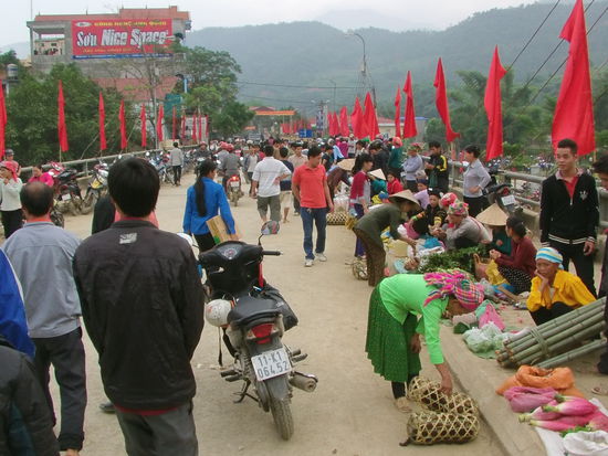In erster Linie bieten die Bauern aus der Umgebung ihre Produkte an. Von Süßkartoffeln, über Mais, bis hin zu Wasserbüffeln, kann man alles erwerben.