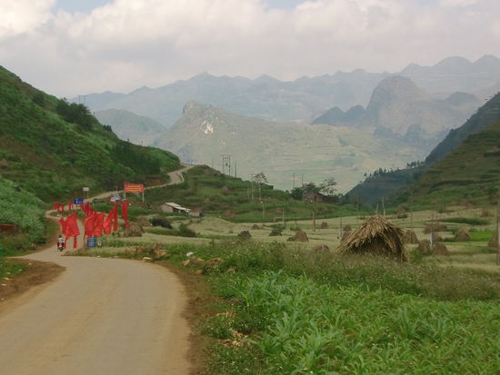 Etwa an dieser Stelle bin ich gestern umgekehrt, weil alles mit Wolken verhangen war. Heute präsentiert Vietnam seine Natur in der ganzen Schönheit.