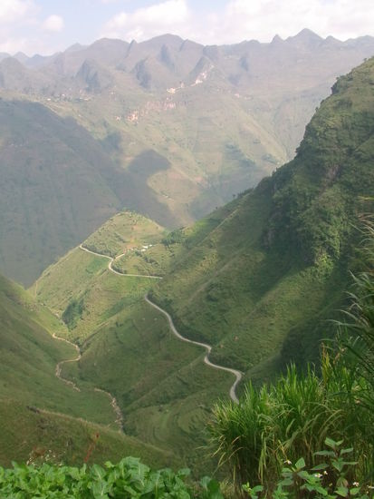 Es sind gewaltige Schluchten, die von kleinen Bergstraßen durchzogen werden.