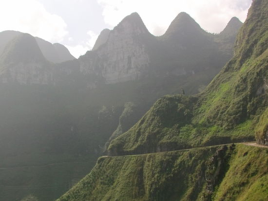 Neben der Straße fallen die Hänge oft  mehrere hundert Meter senkrecht ab.