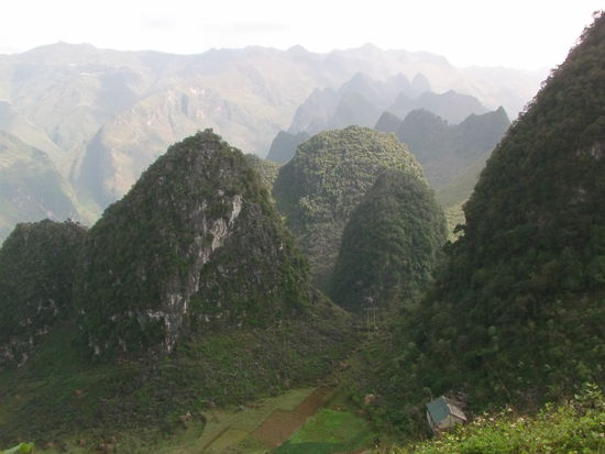 Ich habe noch 150 km bis Ha Giang vor mir. Aber ich komme nicht voran. Hinter jeder Kurve muss ich anhalten, staunen, genießen  und fotografieren.