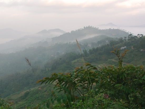 Es ist sehr früh am Morgen. Der Sonne fehlt noch die Kraft, die Wolken aus den Tälern zu vertreiben.