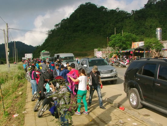 Man ist in großen Gruppen zu 10 bis 50 Personen unterwegs.