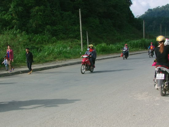 Die meisten Fahrer haben die Staatsflagge am Moped befestigt.