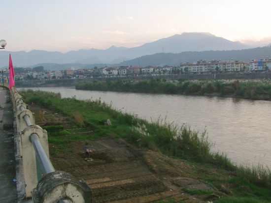 Lao Cai, eigentlich reisen die Westler nach Sa Pa weiter. Hier bleiben nur die Chinesen, die mit dem Zug über die Grenze kommen.