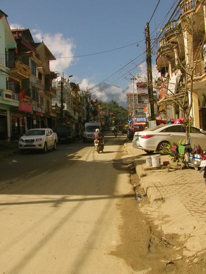 Ich schau mich mal um, ob ich ein Zimmer mit Blick auf die Berge bekomme. Nach einem Versuch lasse ich es bleiben, zu teuer und nicht mein Ding.