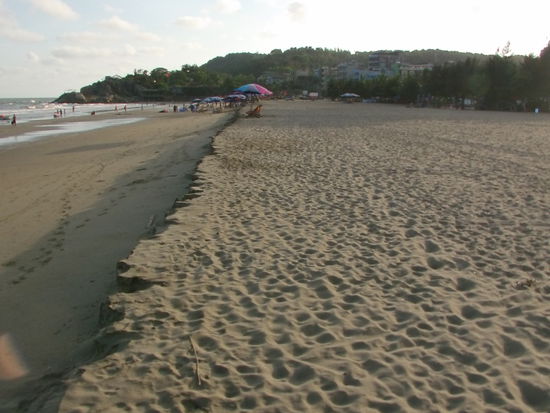 Der Strand ist breit und recht sauber.