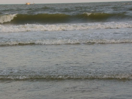 Das Wasser erinnert mich an die Nordsee. Es ist nicht schmutzig, aber grünlich mit Schaumbildung.