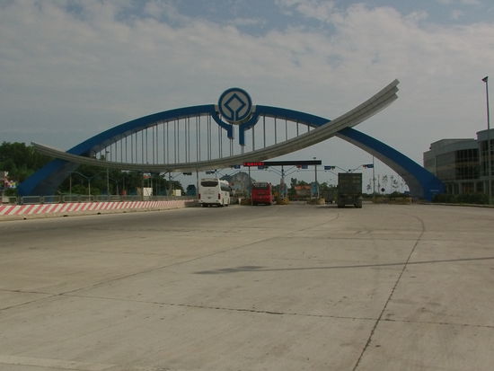 Die Mautstellen dürfen Zweiräder ohne Gebühr passieren.