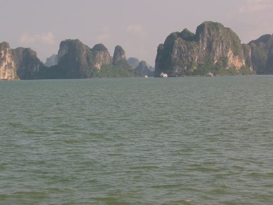 Es gibt Unmengen von Touristenbooten. Glücklicher Weise ist die Fracht noch nicht so zahlreich eingetroffen.
