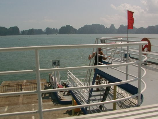 Ich nehme die Autofähre. Die Fahrt dauert ca. eine Stunde und kostet 90.000 Dong, etwa 4 Euro.