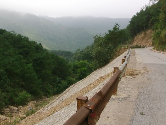 Eine kleine Serpentinenstraße führt zum Gipfel.