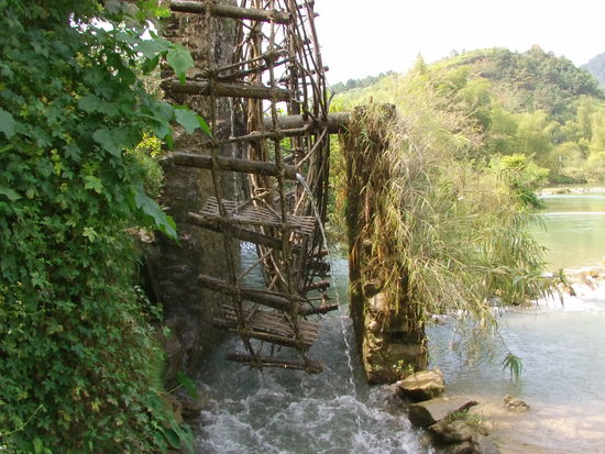 Mit diesen Wasserrädern wird Wasser nach oben gefördert und es werden die Felder bewässert.
