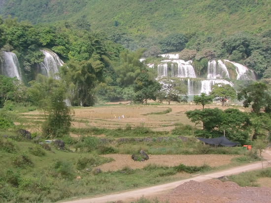 Die Wasserfälle befinden sich in einem Nationalpark. Es kostet 20.000 Dong Eintritt oder 80 Cent.