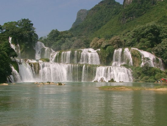 Es ist recht touristisch hier und viele Vietnamesen versuchen den einen oder anderen Dong zu verdienen.