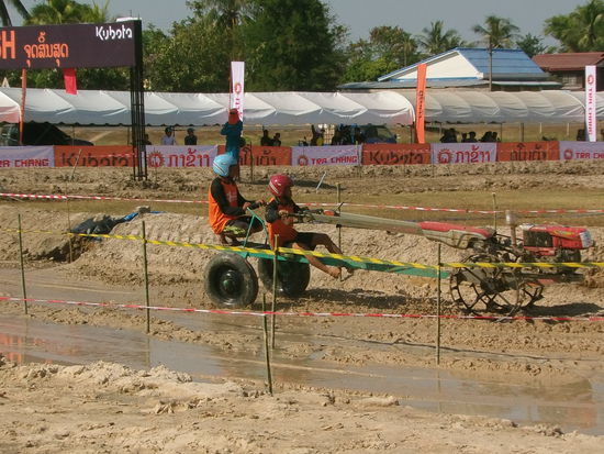 Unterwegs sehe ich diese Arena. Hier werden Wettkämpfe mit Reisfeldtraktoren ausgefochten.