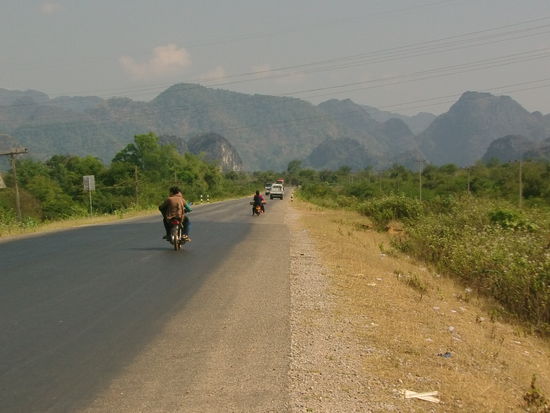 Zunächst hat die Strecke nicht viel zu bieten. Doch als ich bei Thakhek Richtung Gebirge abbiege, wird es interessant.