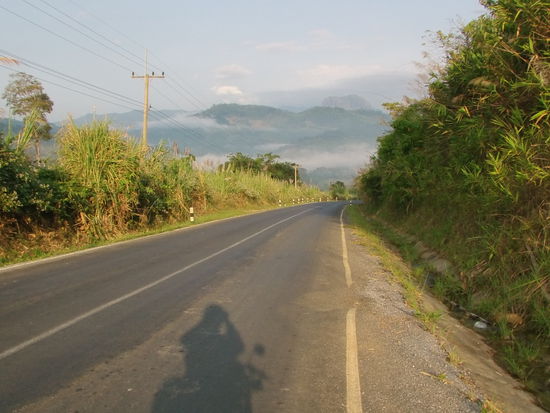 Nachts wird es hier richtig kalt. Am Morgen muss ich immer alles anziehen, was der Rucksack noch so bietet. Im Laufe des Tages wird es wärmer und gegen Mittag kann man auch mal im T Shirt fahren.