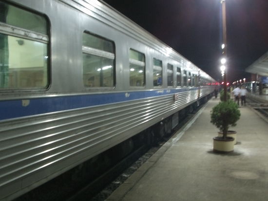 Ein Schlafwagen in Thailand ist preiswert und ok.