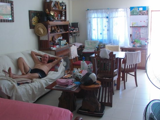 Ich wohne mal wieder in Jomtien und bin bin Nachbar von von meinem Freund Rudi, der hier schon immer wohnt.