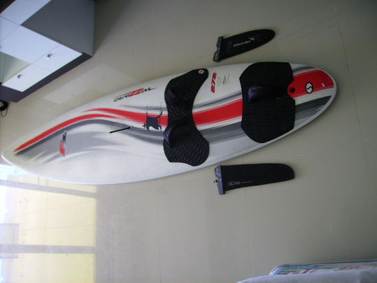 und eine Windsurfausrüstung.