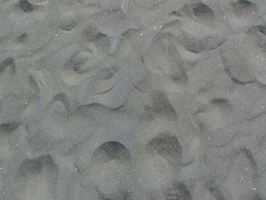 Der Sand auf der Westseite der Nordinsel ist schwarz und dadurch extrem heiß.