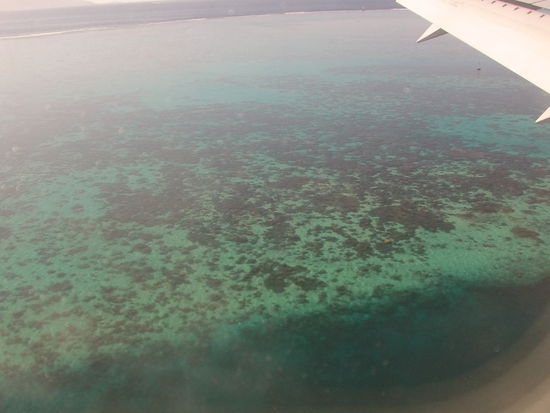 Schon beim Anflug kann man die Korallen im klarem Wasser sehen.