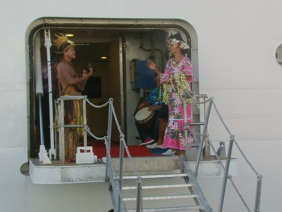 Wir werden mit Musik und Blumen empfangen.