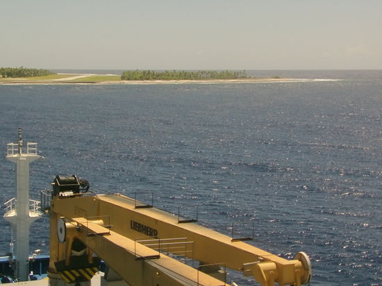 Am nächstem Morgen erreichen wir das Atoll.