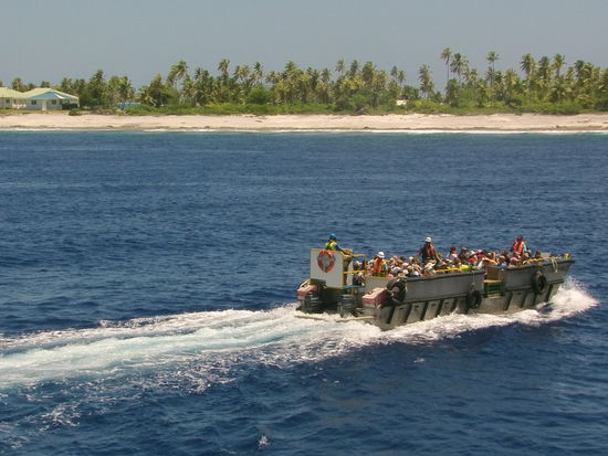 Wir werden mit der Baarge ausgeschifft.