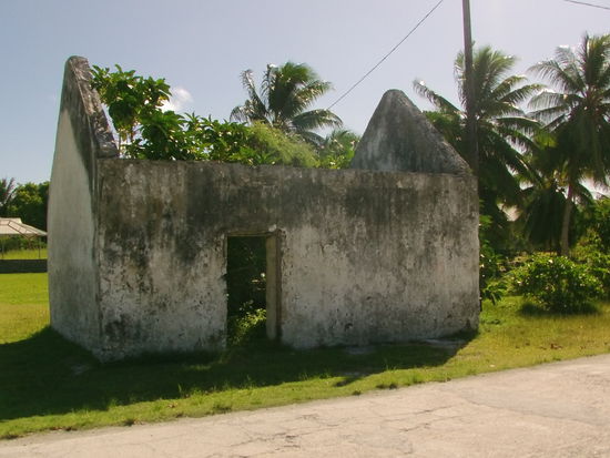 Ich mache einen kleinen Inselrundgang. Es ist knacke heiß.
