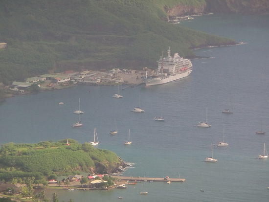 Die Aranui macht im Hafen fest.