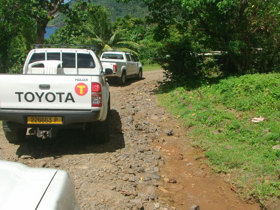 An der Pier warten Taxis, die uns über die Insel fahren.