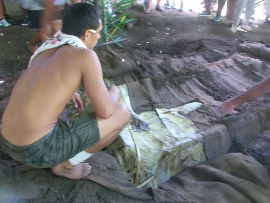 Anschließend  geht es zum Mittagessen. Dort wurden unsere Speisen in einenm Erdofen gegart.