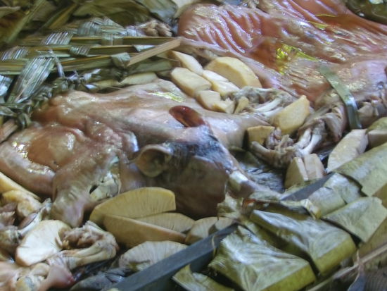 Es gibt Schwein, Huhn, Fisch, Brotfrucht und Gemüse.