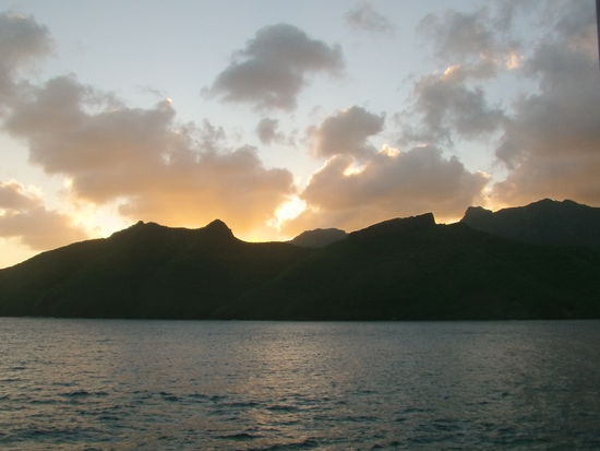 Am Abend legen wir wieder ab und stechen in See.