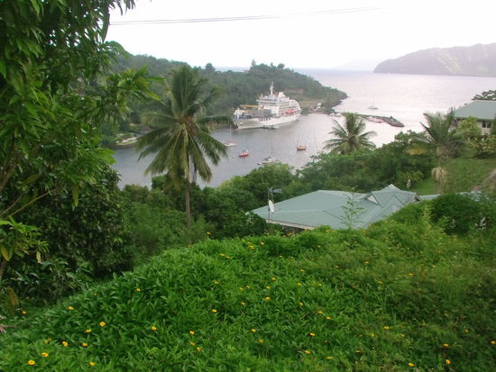 Die Aranui macht an der Pier fest.