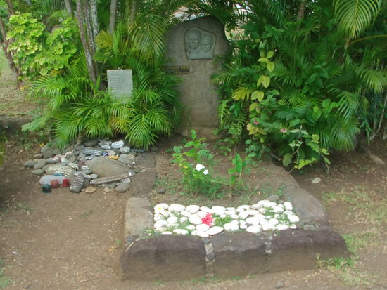 Nur wenige Meter daneben ist sein Freund Jacques Brel begraben.