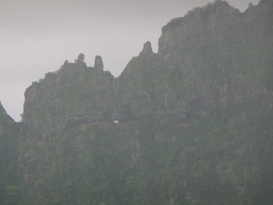 Ein sehr interessanter Anblick. Ein Felsen mit einem Loch in der Mitte.