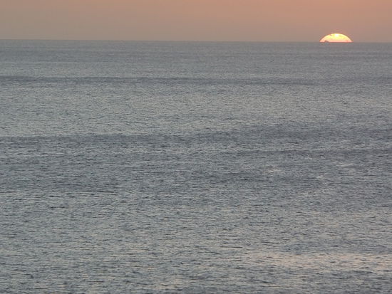 Den Abend verbringen wir in der Skybar. Heute Abendr ist Happy Hour und wir geniesen ein paar Drinks und Sonnenuntergang.