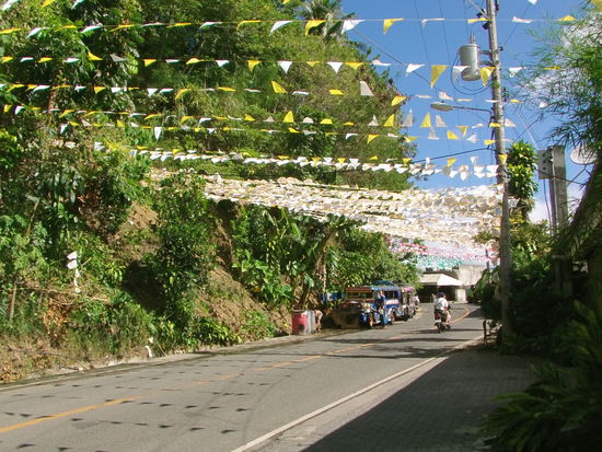 Ich fahre hinauf in die Berge, Richtung Westen, auf die andere Seite der Insel. In der Stadt wird alles geschmückt. Nächste Woche ist hier ein Festival, so wie Karneval in Rio.