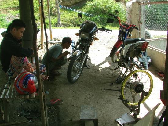 Mein Auspuff scheppert. Ich lasse ihn reparieren und etwas Service machen, 30 Peso.