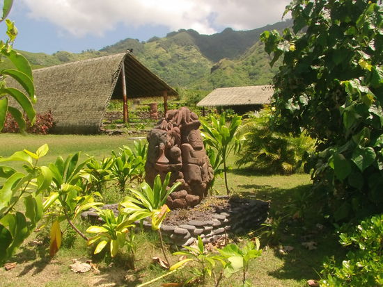 Sie hat eine herrliche Lage mit den Bergen im Hintergrund und dem Meer davor.